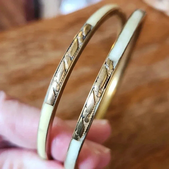 Vtg bone & brass bangle bracelet set - Picture 3 of 9